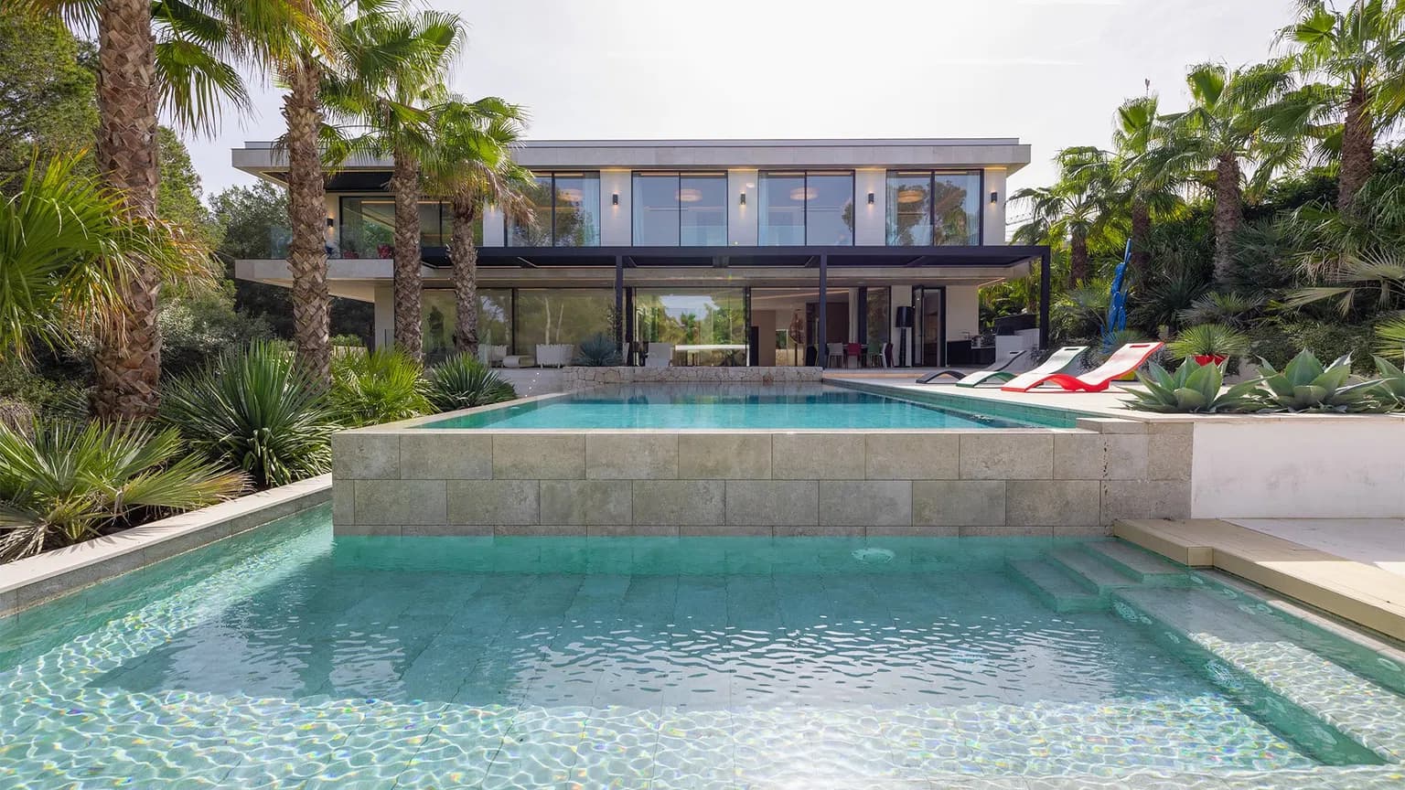 Luxurious villa next to green zones in Santa Ponsa