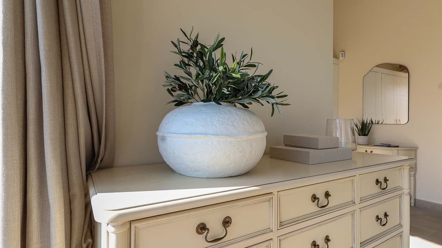 Modern Family Villa in Residential Area - Gallery image 12