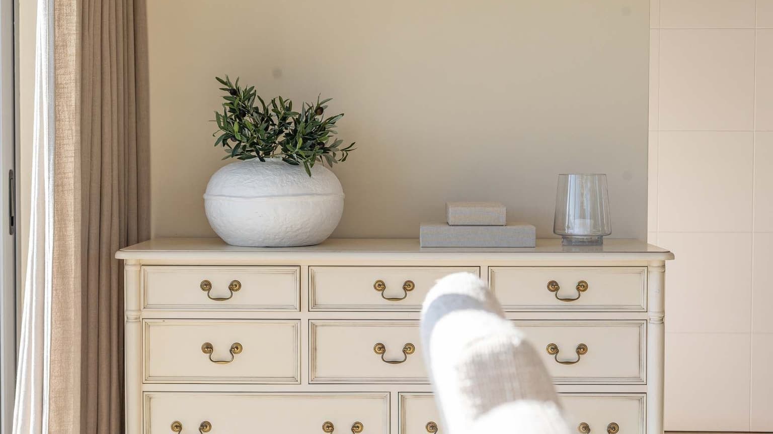 Modern Family Villa in Residential Area - Gallery image 8