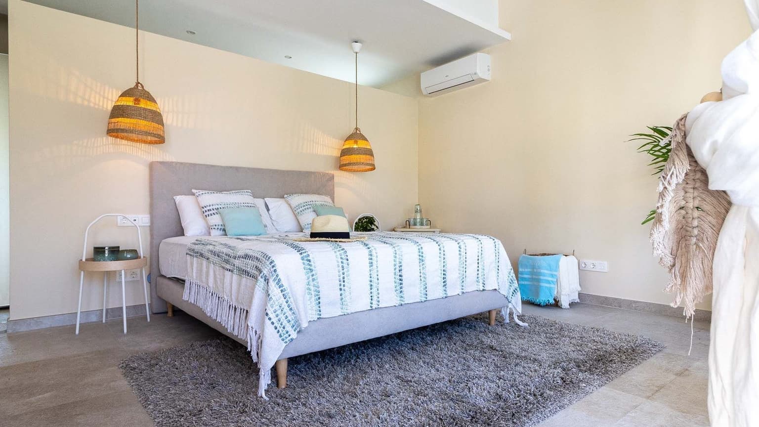 Modern Family Villa in Residential Area - Gallery image 13