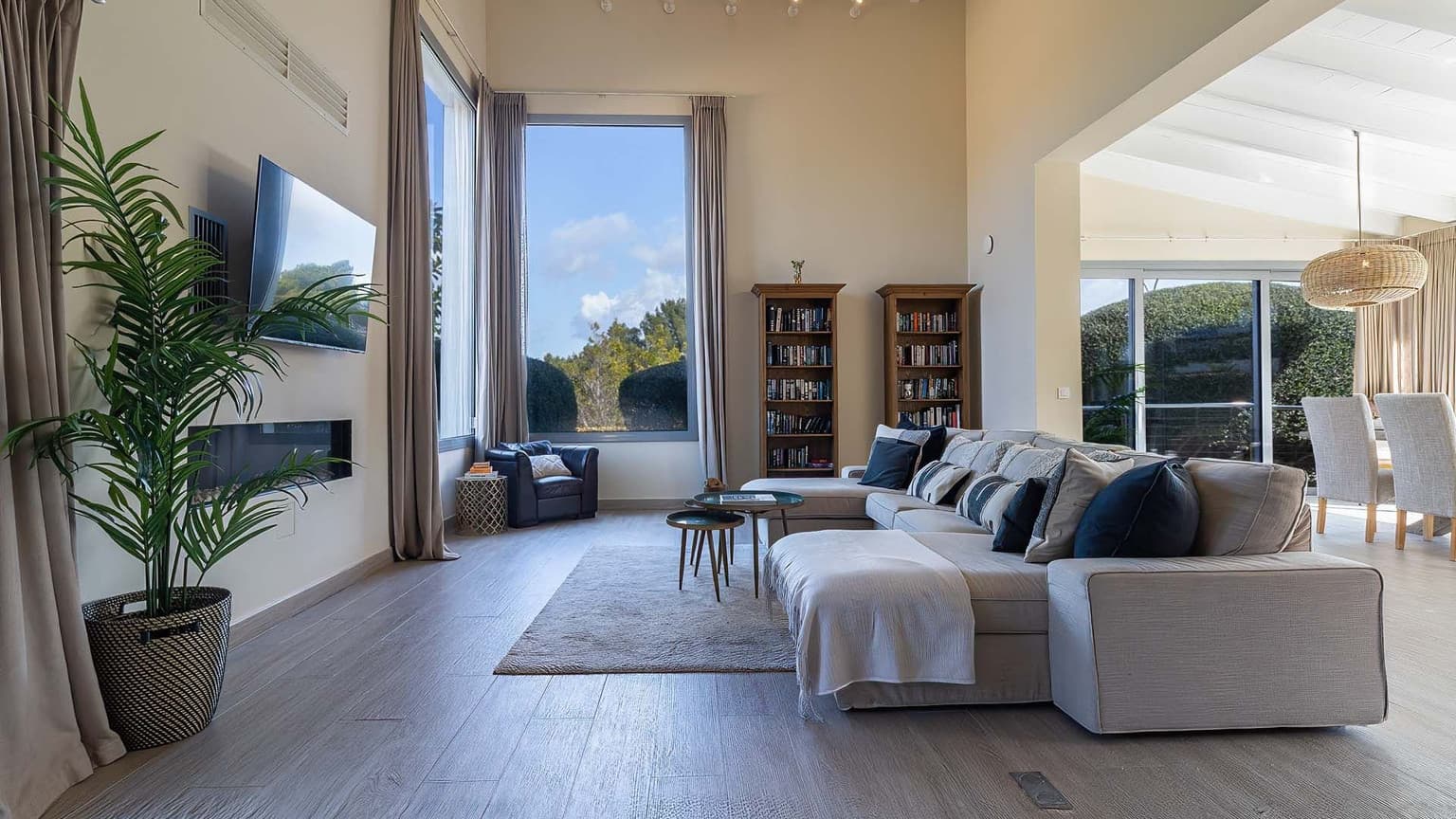 Modern Family Villa in Residential Area - Gallery image 5