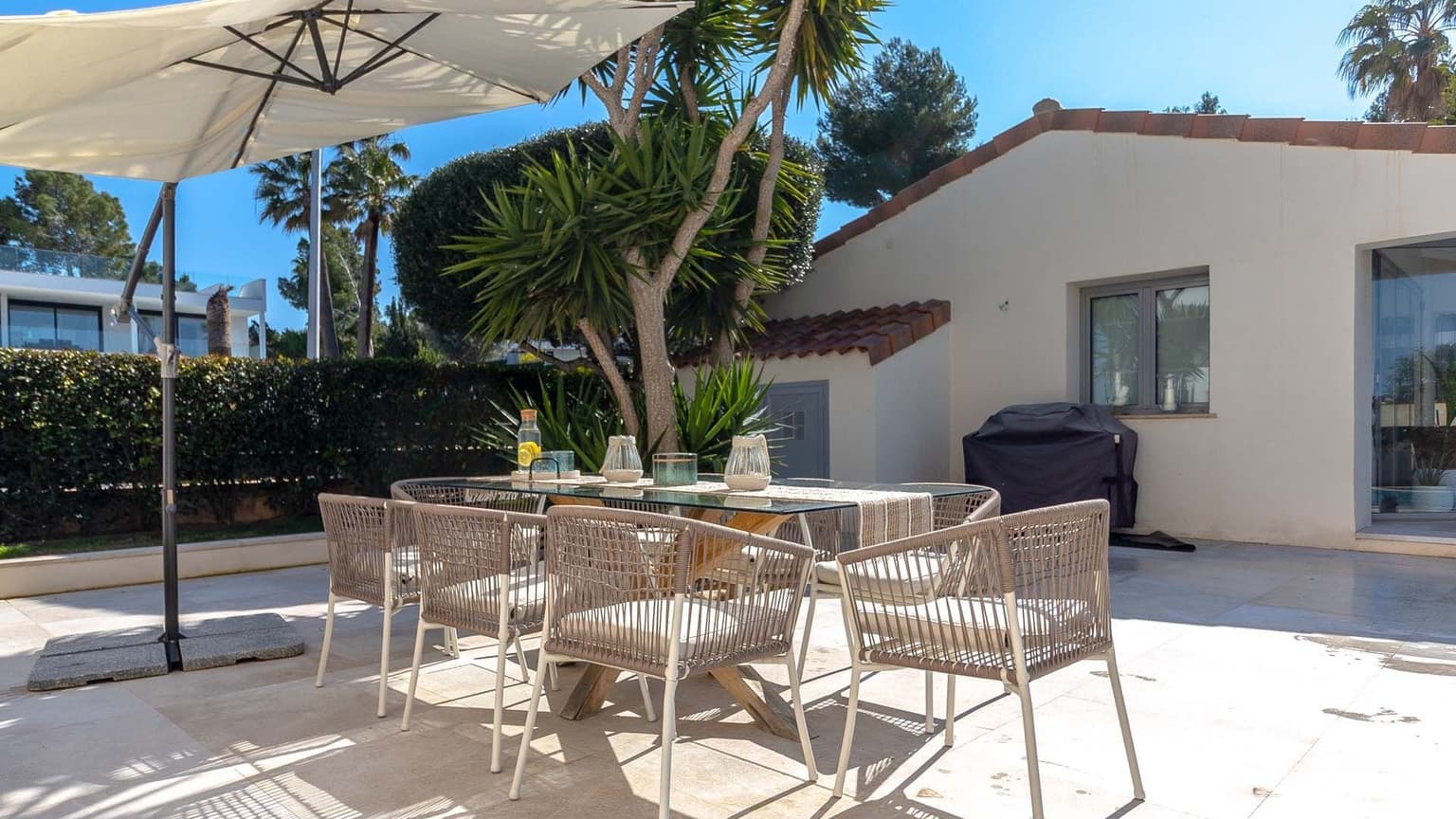 Modern Family Villa in Residential Area - Gallery image 28