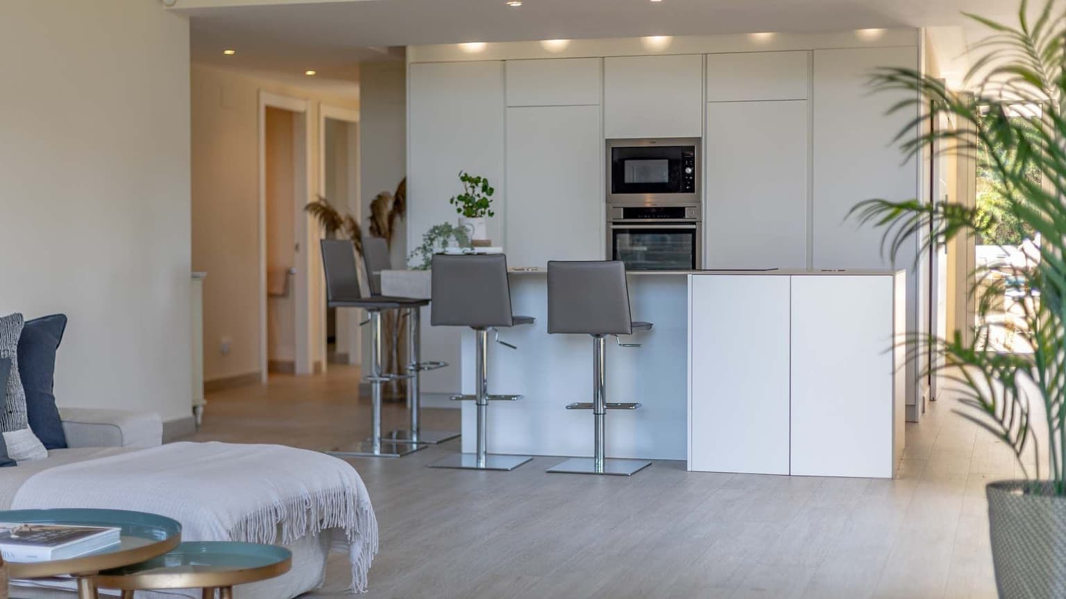 Modern Family Villa in Residential Area - Gallery image 38