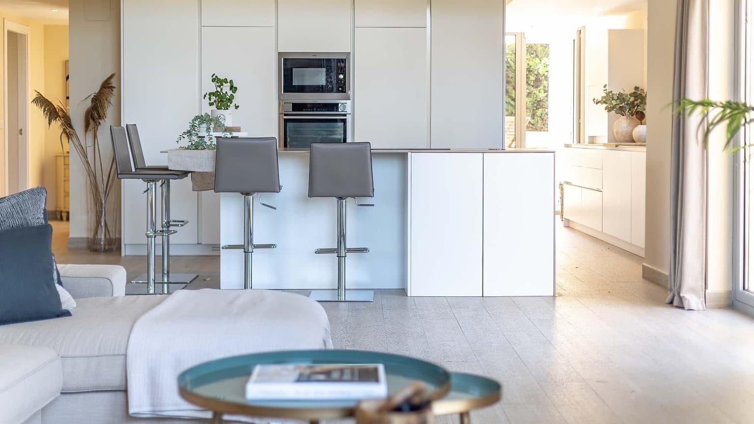 Modern Family Villa in Residential Area - Gallery image 4