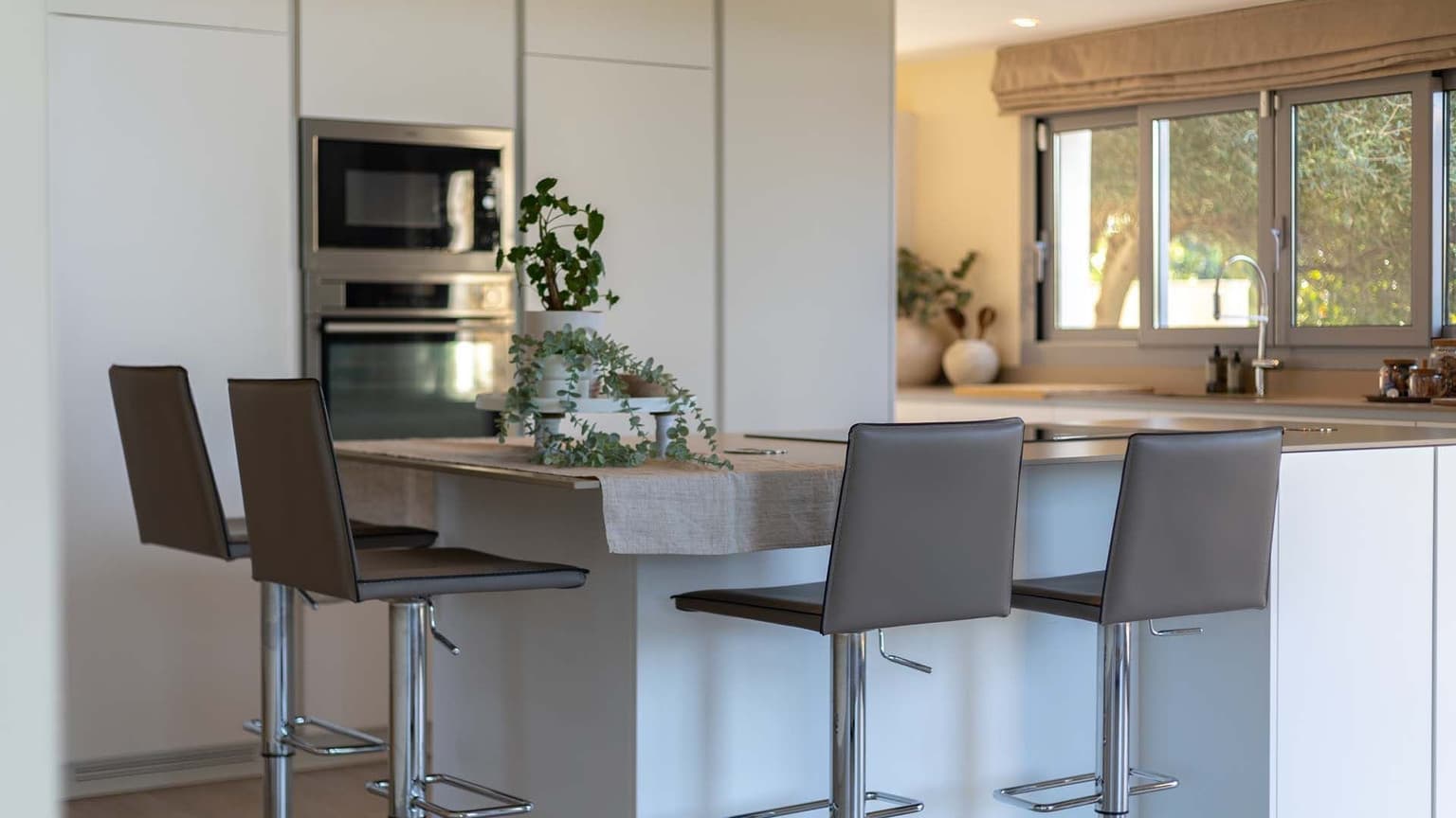 Modern Family Villa in Residential Area - Gallery image 3