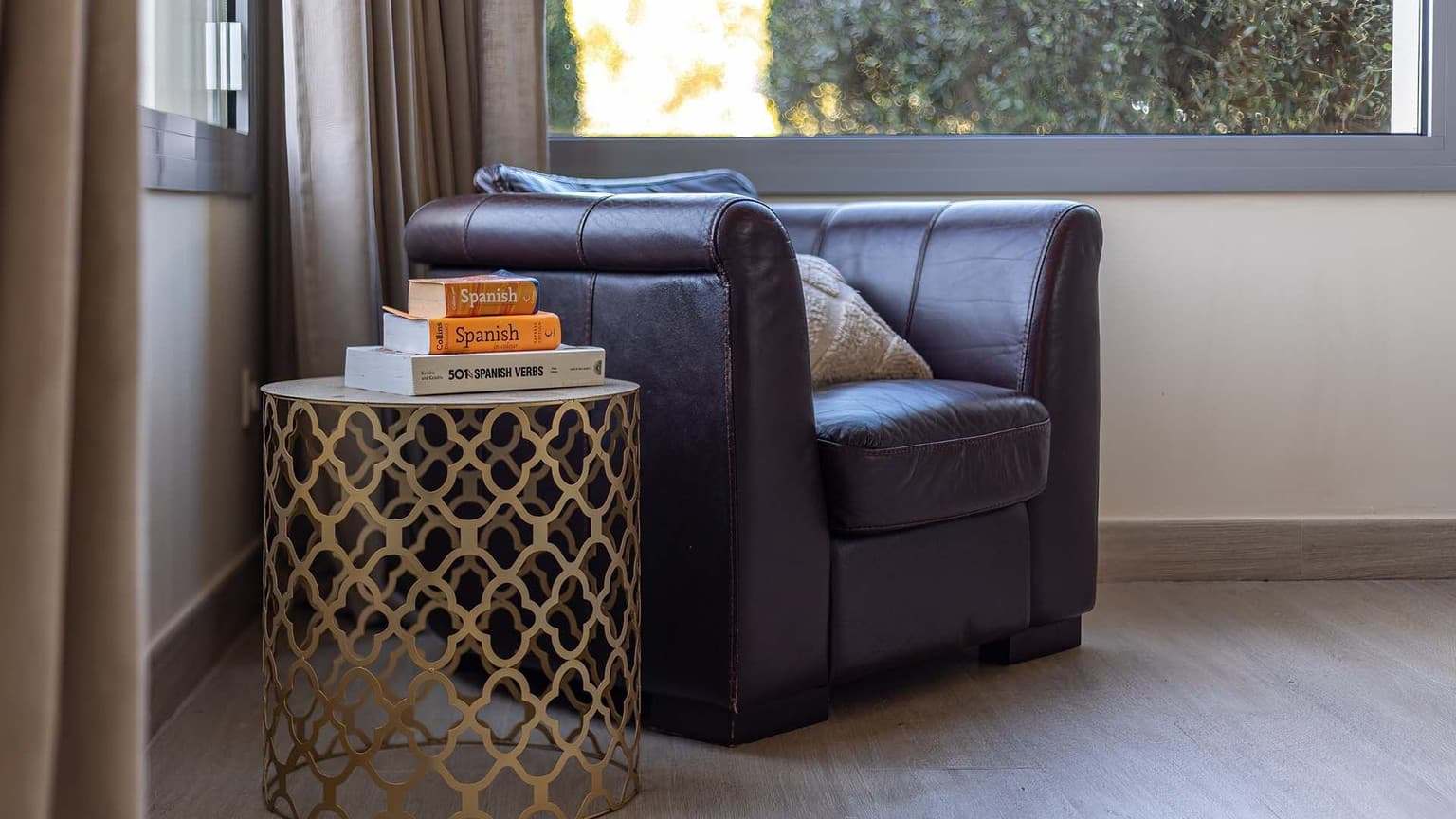 Modern Family Villa in Residential Area - Gallery image 37