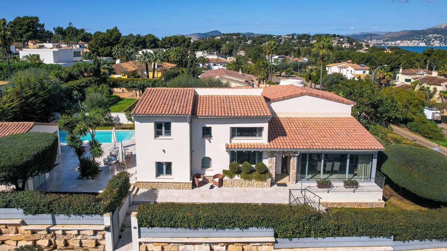 Modern Family Villa in Residential Area - Gallery image 43