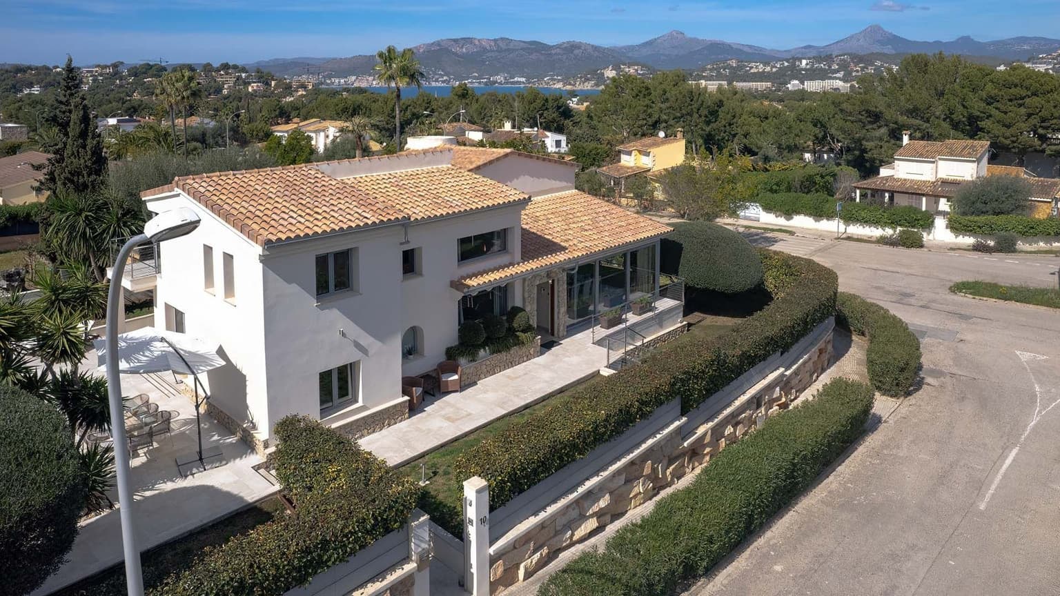 Modern Family Villa in Residential Area - Gallery image 47