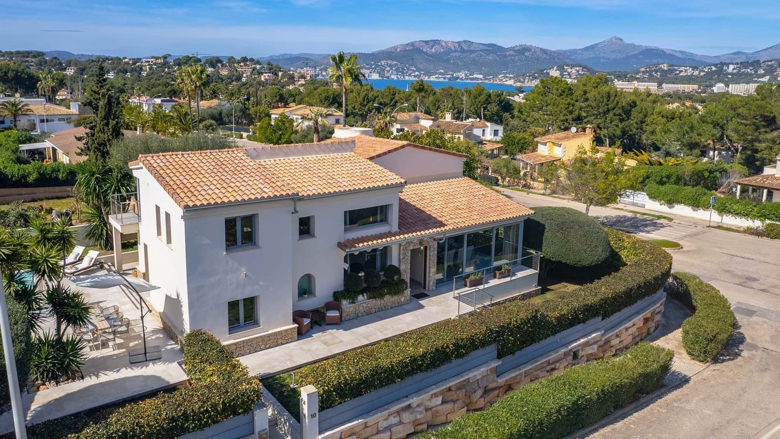 Modern Family Villa in Residential Area - Gallery image 1