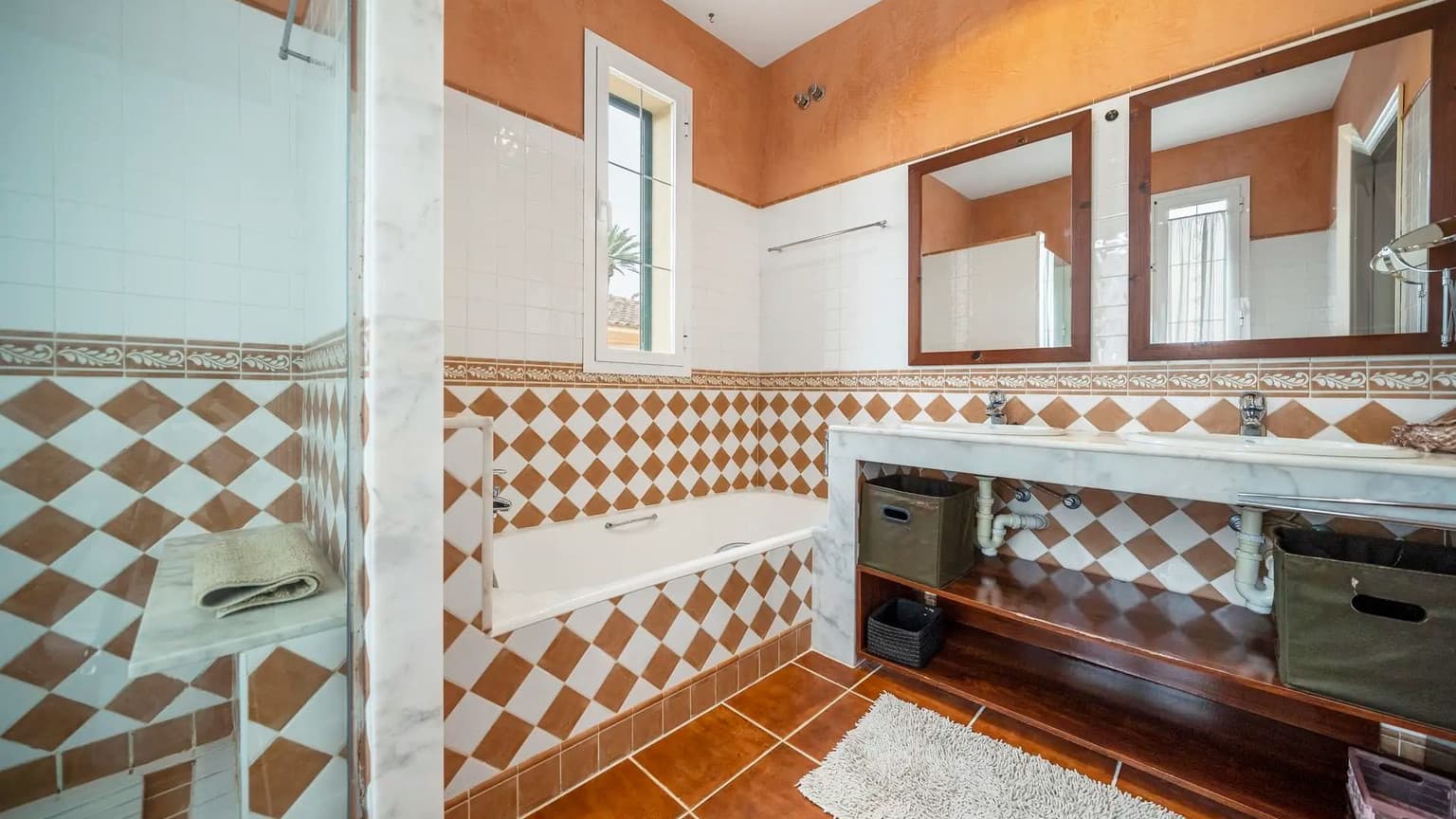 Spacious Chalet with Pool Five Bedrooms Palma - Gallery image 22