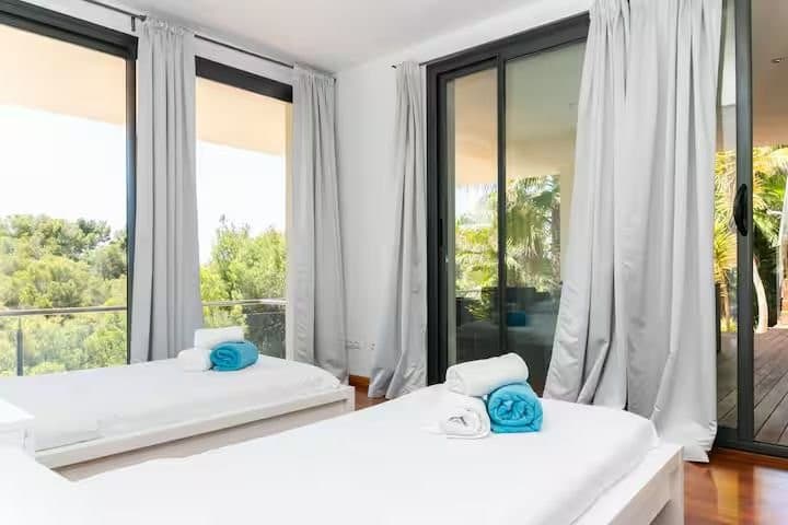 Spacious Five Bedroom Rental in Costa Den Blanes - Gallery image 13