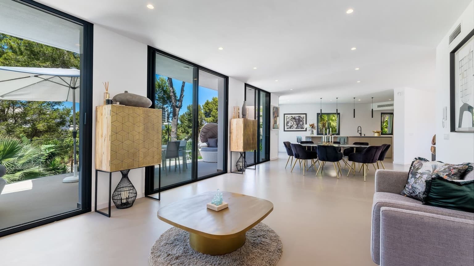 Seafront Villa With Pool And Four Bedrooms - Gallery image 7