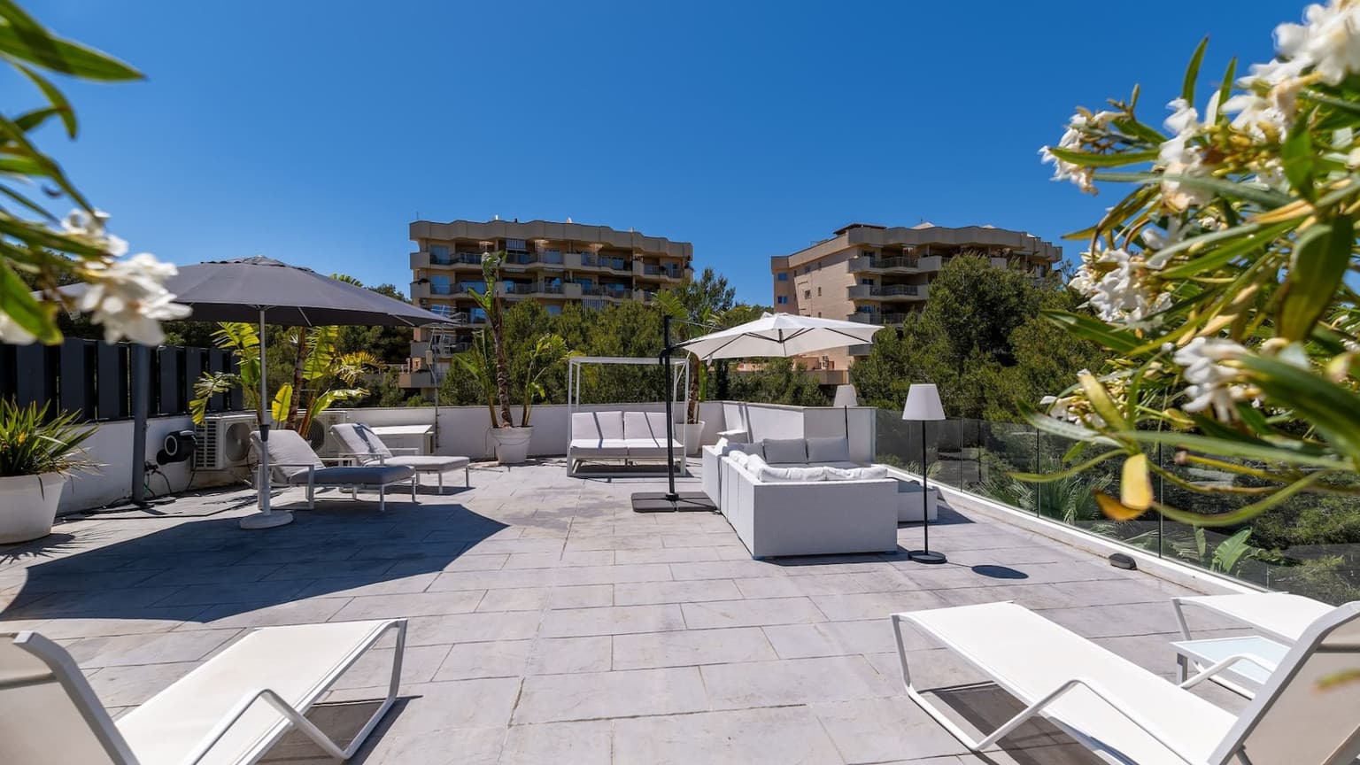 Seafront Villa With Pool And Four Bedrooms - Gallery image 9