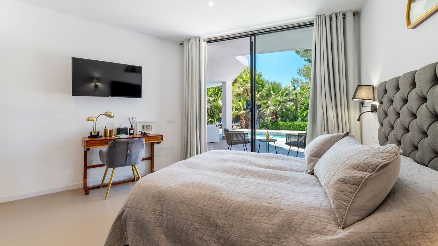 Seafront Villa With Pool And Four Bedrooms - Gallery image 16