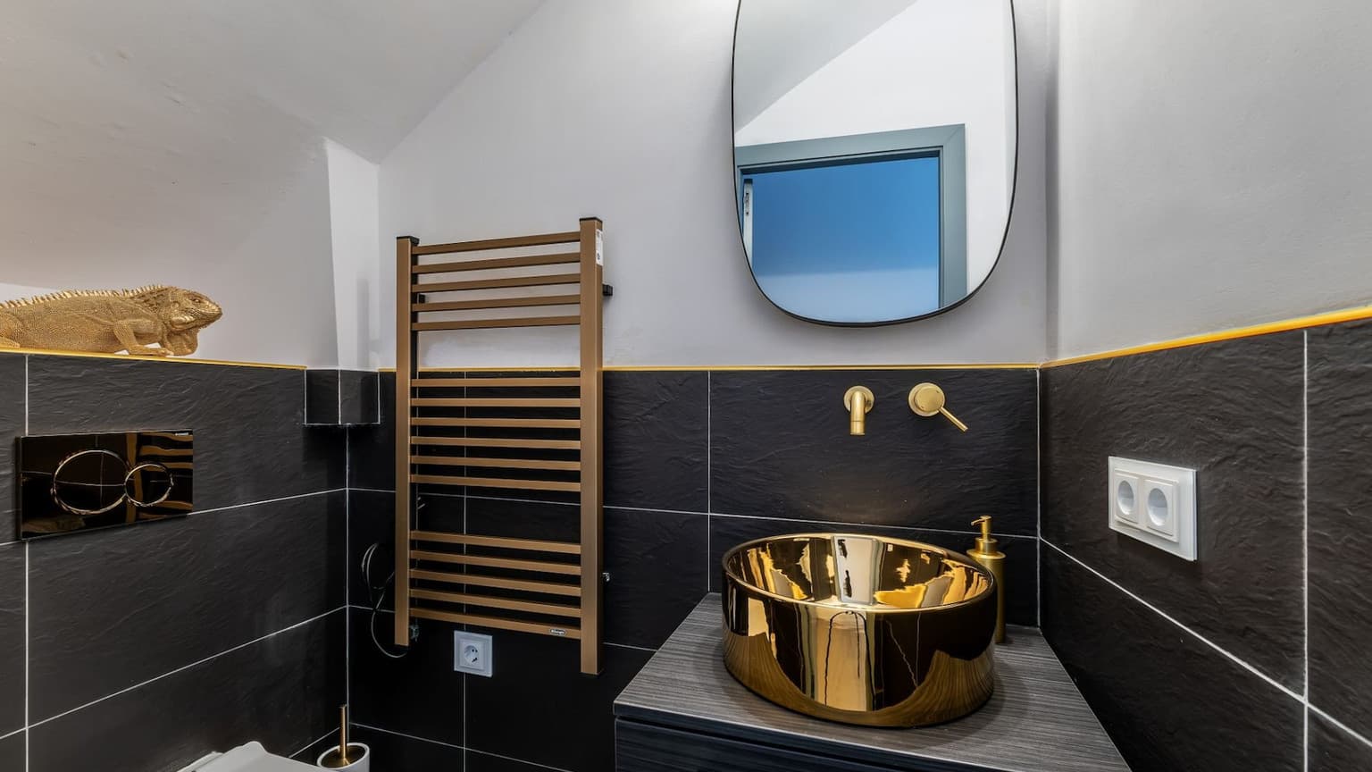 Seafront Villa With Pool And Four Bedrooms - Gallery image 17