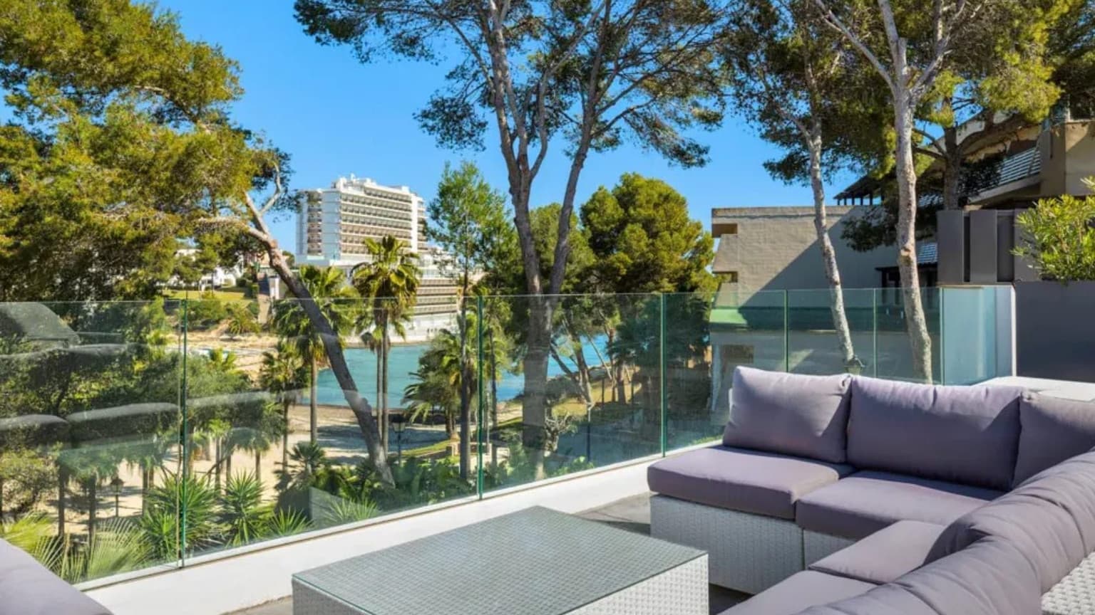 Seafront Villa With Pool And Four Bedrooms - Gallery image 24