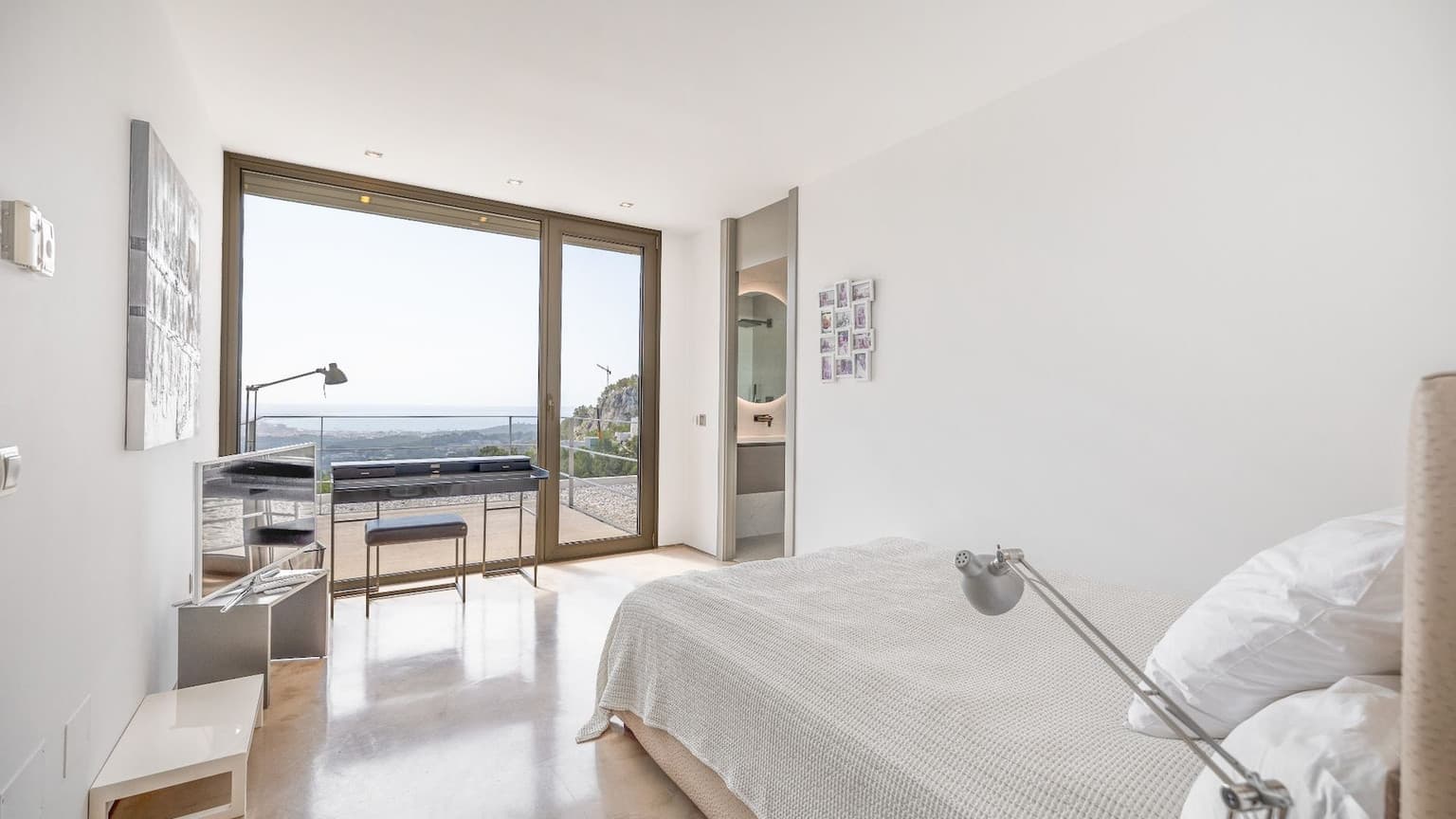 Spectacular villa with panoramic views over Palma Bay - Gallery image 15