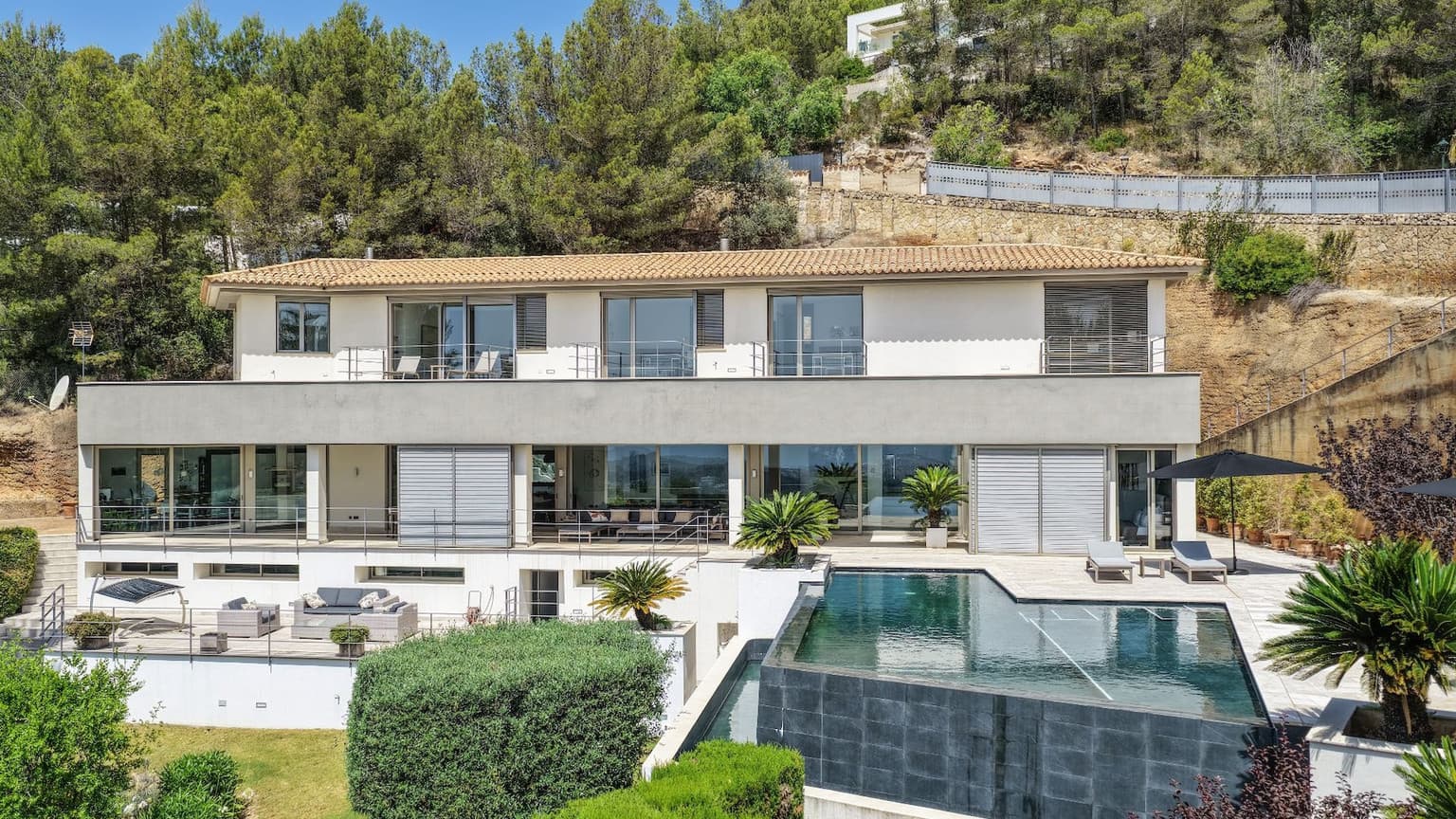 Spectacular villa with panoramic views over Palma Bay - Gallery image 1